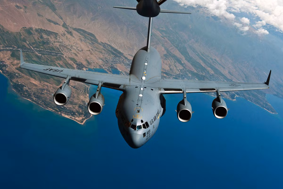 Máy bay C-17 Globemaster III có chiều dài thân 53 m, sải cánh rộng 51,75 m.