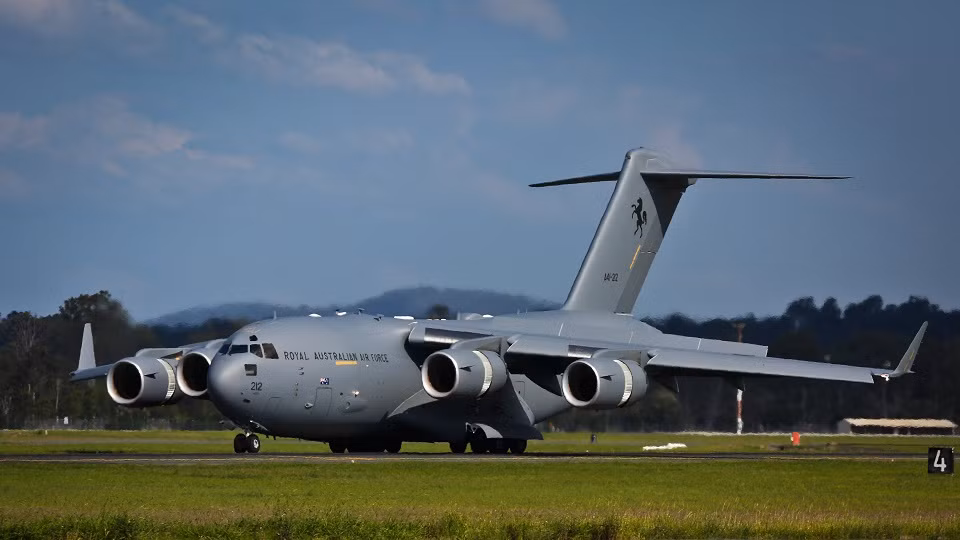 Với chiều rộng khoang hàng 5,5 m, cao tối đa 4,6 m, C-17 Globemaster III có khả năng mang đến 78 tấn hàng hóa hoặc 102 lính dù, phù hợp những hoạt động đòi hỏi đưa lượng lớn người, khí tài đến và đi từ các địa điểm ở xa căn cứ.