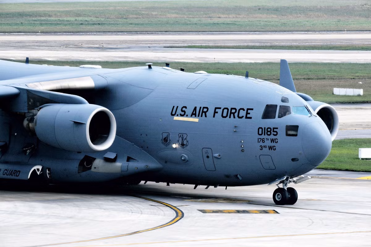 Trọng tải lớn cho phép C-17 Globemaster III dễ dàng chuyên chở các xe trong đoàn hộ tống của tổng thống Mỹ.