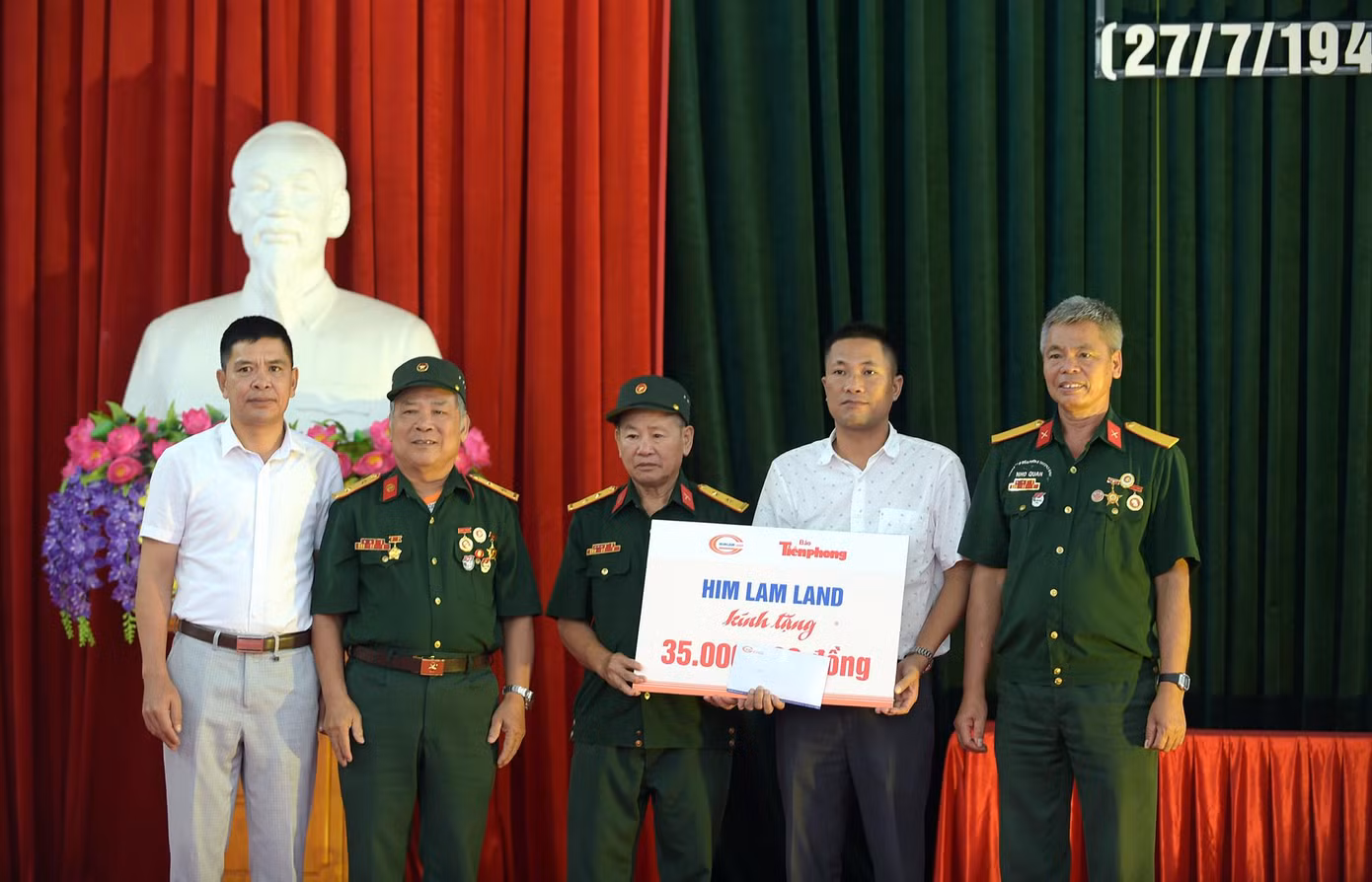 Ông Nguyễn Huy Thiêm - Giám đốc truyền thông Công ty CP Kinh doanh địa ốc Him Lam trao biển tượng trưng các suất quà tới các thương bệnh binh điều trị tại trung tâm điều dưỡng Nho Quan (Ninh Bình). Ảnh: Xuân Tùng