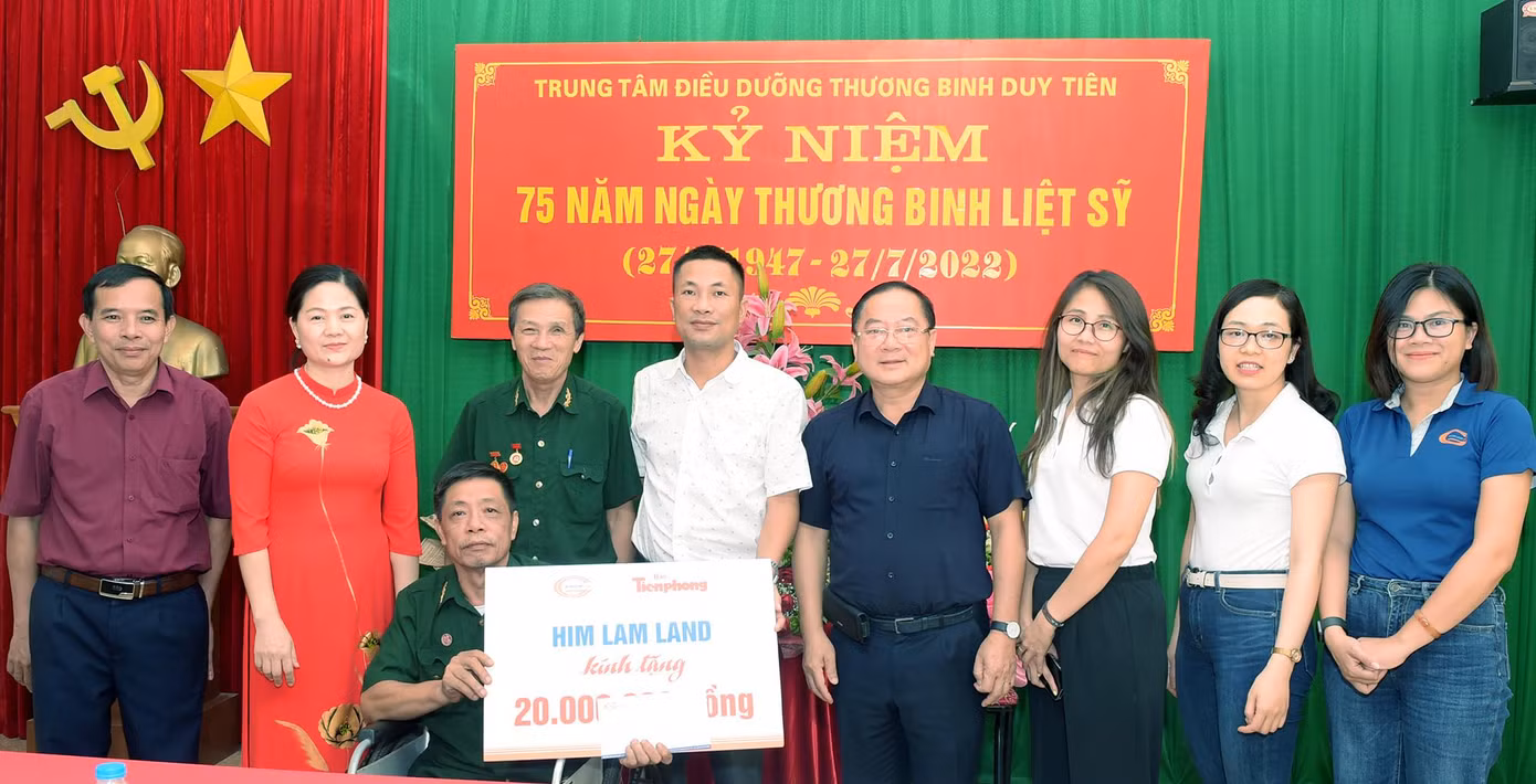 Đoàn công tác trao biển tới trung tâm điều dưỡng thương binh Duy Tiên. Ảnh: Xuân Tùng