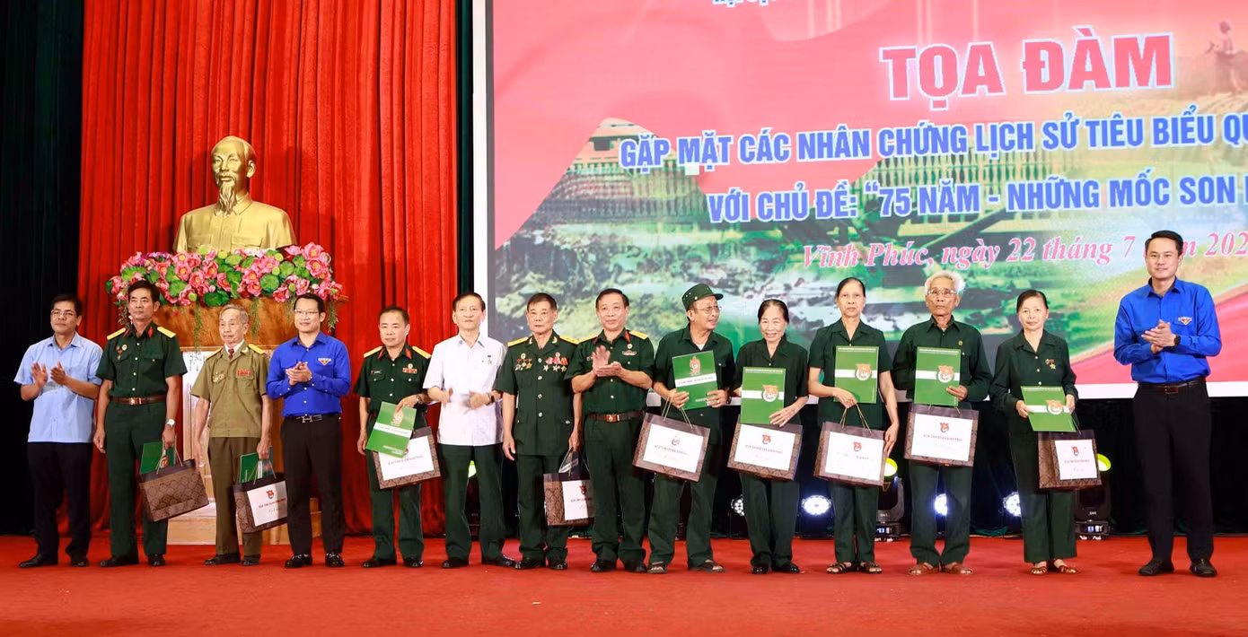 Nhiều suất quà trao tặng các cựu chiến binh, cựu TNXP