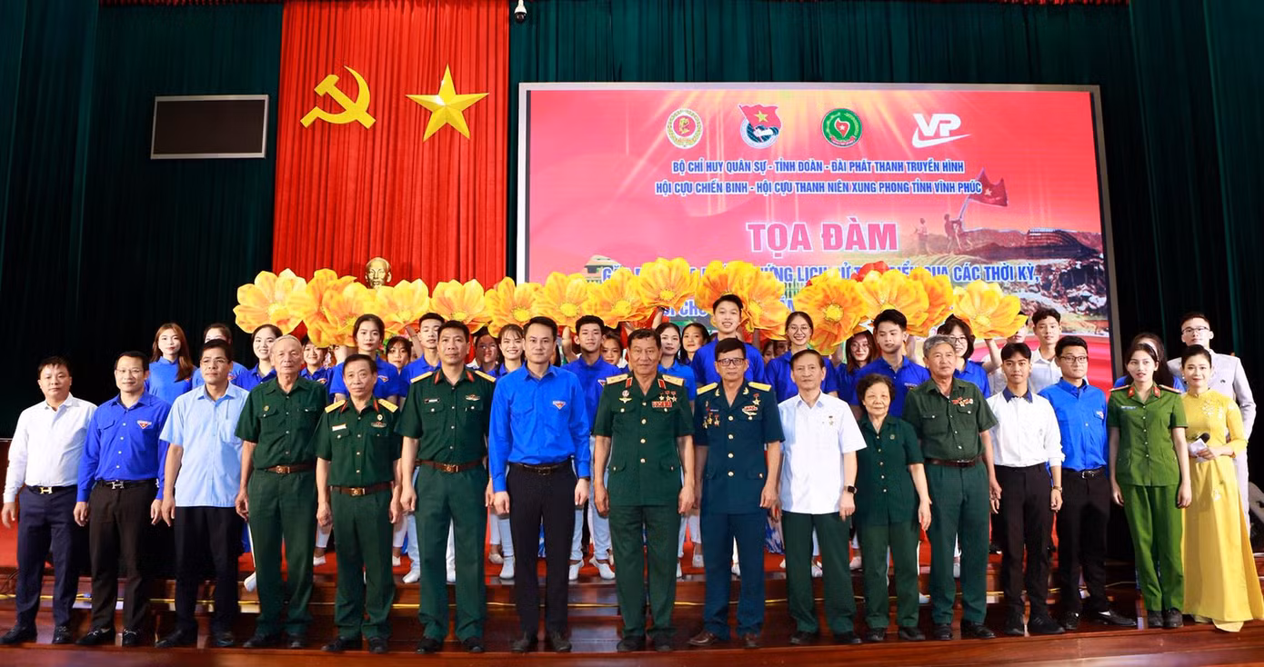 Các đại biểu, khách mời và đoàn viên thanh niên chụp ảnh lưu niệm