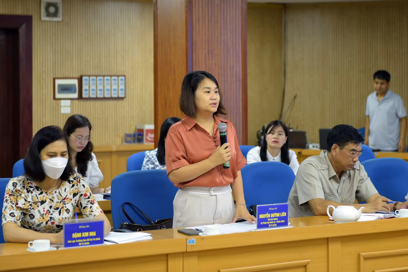 Bà Nguyễn Quỳnh Liên phát biểu ý kiến. Ảnh: Xuân Tùng