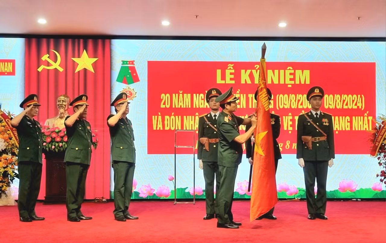 Thượng tướng Nguyễn Tân Cương gắn Huân chương Bảo vệ Tổ quốc hạng Nhất lên Quân kỳ Quyết thắng của Cục CH-CN.