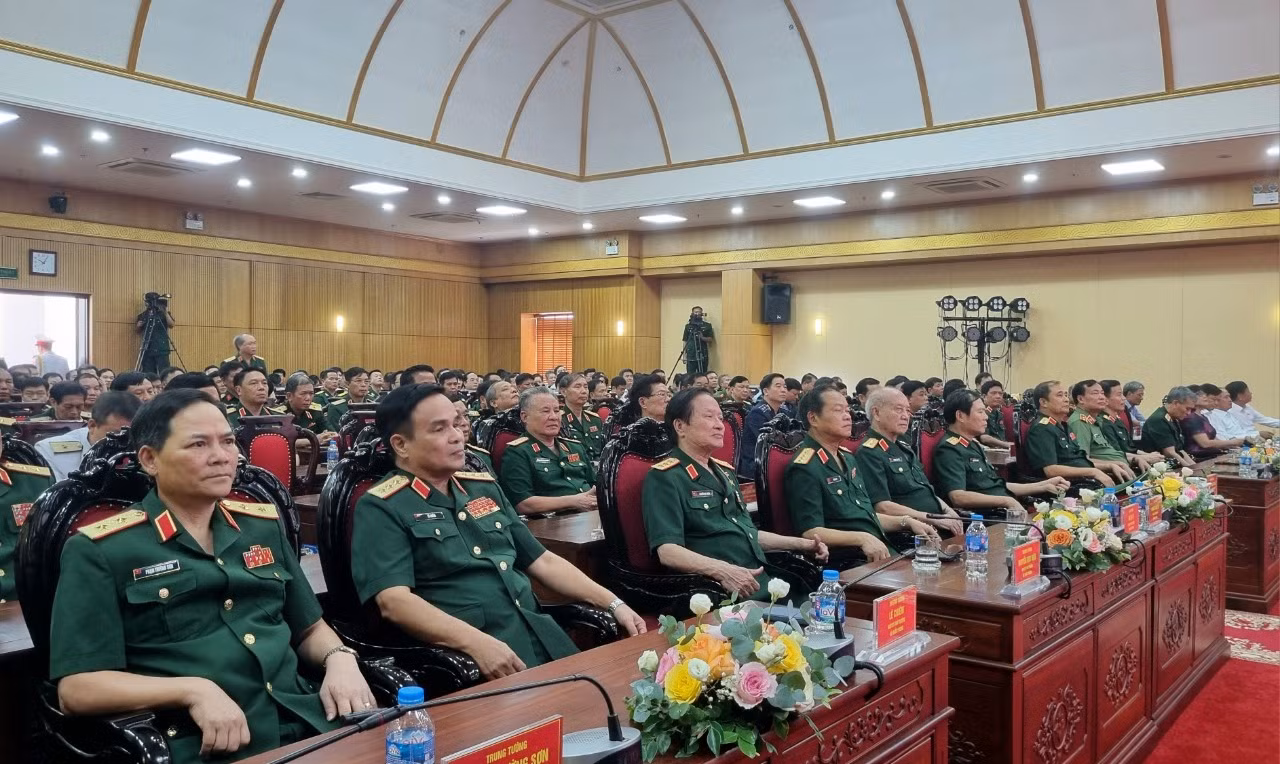 Các đại biểu dự lễ kỷ niệm 20 năm thành lập và đón nhận Huân chương Bảo vệ Tổ quốc hạng Nhất.