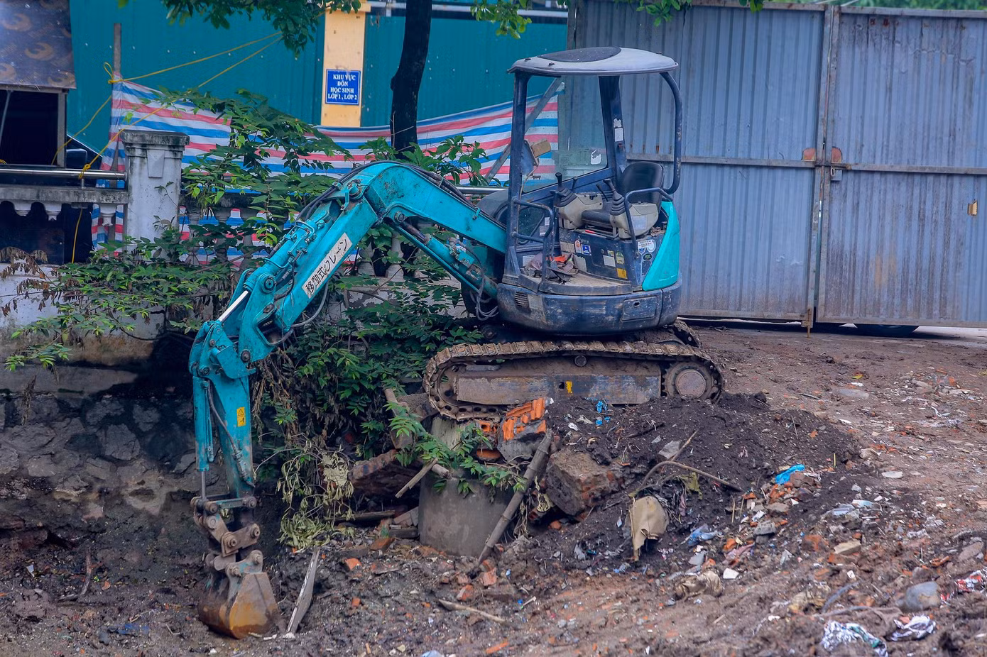 Tôn tạo tường rào, kè xung quanh hồ (phá dỡ và xây lại 34,6m kè đá hộc; phá dỡ và xây lại 152,2m tường rào, lan can đỉnh kè, cửa, thang xuống hồ); nạo vét bùn trong lòng hồ; cải tạo, chỉnh trang tổng thể khu nhà phụ trợ 2 tầng; hạ tầng kỹ thuật.