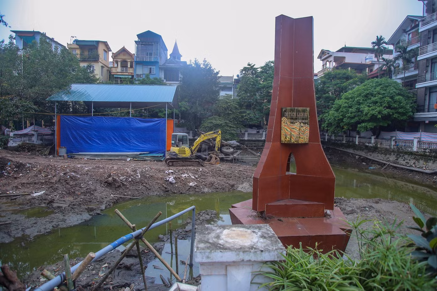 Hồ Hữu Tiệp nằm trên địa bàn phường Ngọc Hà (quận Ba Đình, Hà Nội). Nơi đây lưu giữ xác máy bay B52 bị bắn hạ trên bầu trời Hà Nội vào ngày 27/12/1972. Địa điểm đã được Nhà nước công nhận là di tích lịch sử quốc gia.