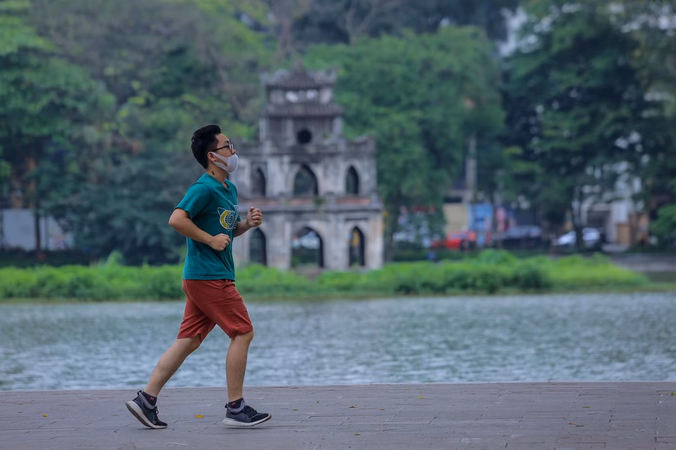 Hè thoáng, những người tập thể dục tại Hồ Gươm cảm nhận rõ sự bình yên này.