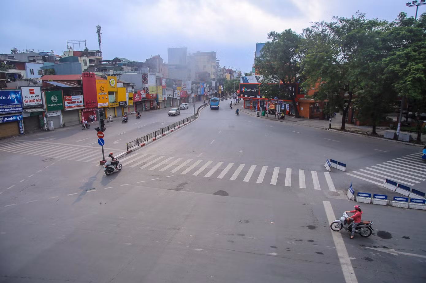 Lúc 8h sáng, nút giao Chùa Bộc-Tây Sơn vắng như Mùng 1 Tết.