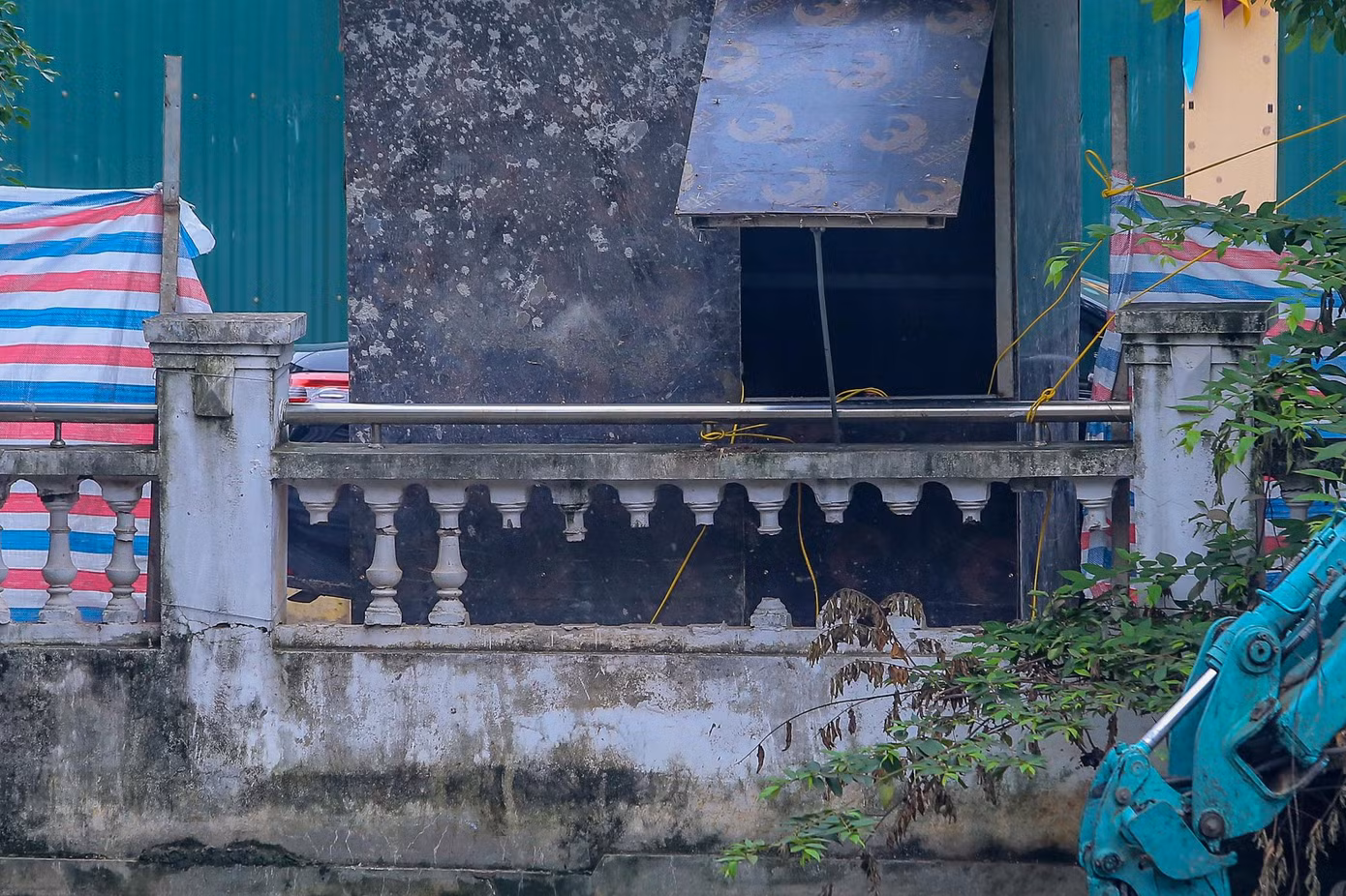Phần tường rào xung quanh bị hư hỏng nặng sẽ được sửa chữa, tu bổ.