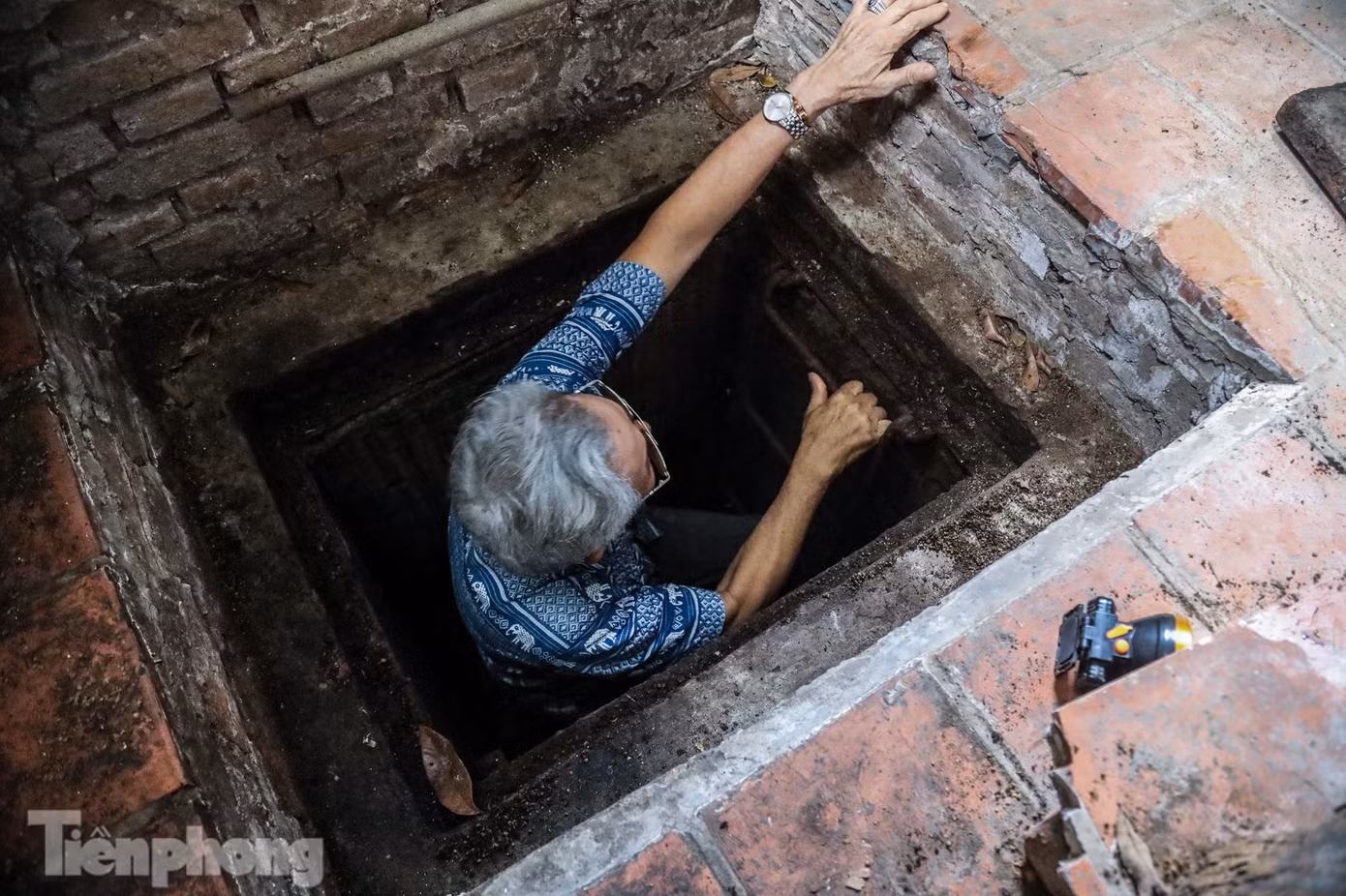 Lối lên trong căn bếp cũ ở góc vườn của cụ Dộc.