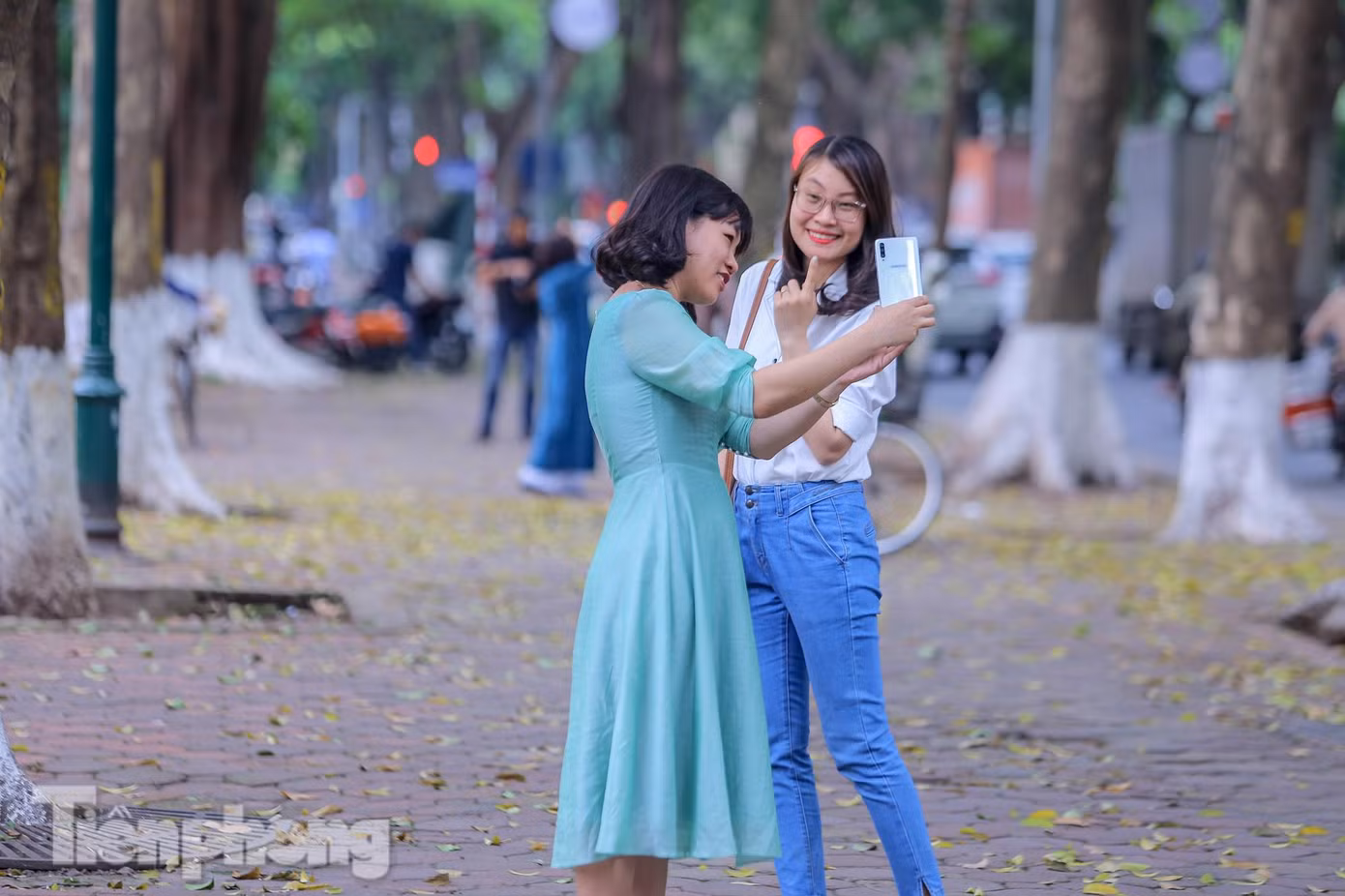 Đến đây, nhiều người giản dị, thưởng thức, lưu những tấm ảnh bằng điện thoại.