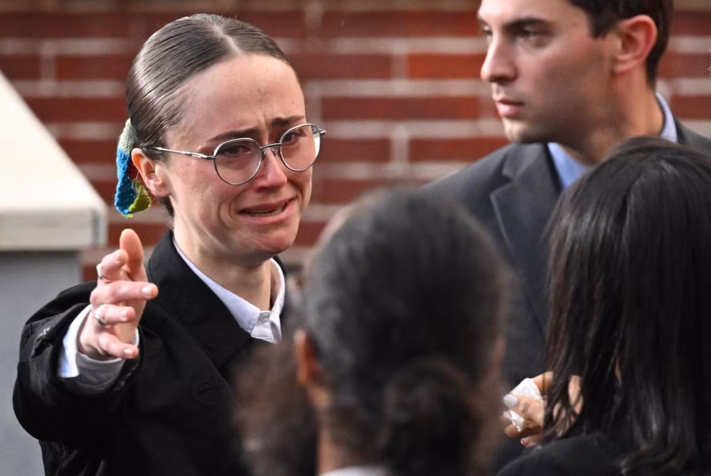 Ella khóc nức nở khi thấy mẹ kế thừa nhận thất bại. Ảnh: Getty Images.