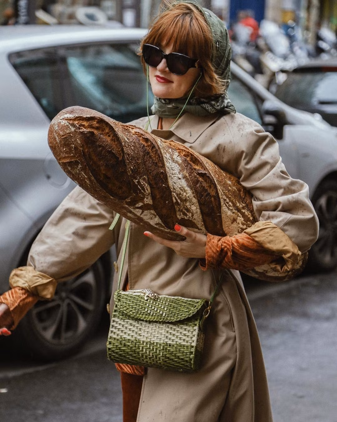 Hình ảnh thanh lịch và nhẹ nhàng của nàng Parisian đi dạo trên phố cùng một chiếc bánh mì Baguette mới nướng luôn để lại một ấn tượng khó phai.