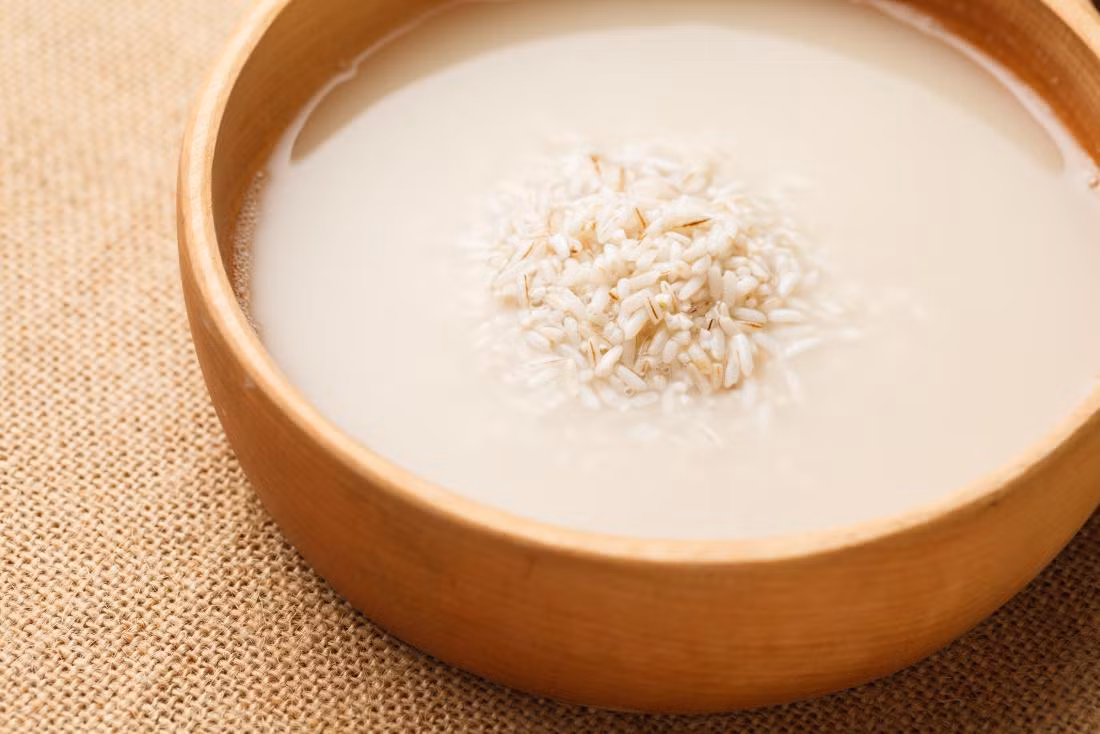 Nước gạo có đặc tính dưỡng ẩm và có thể giúp làm mịn bề mặt và cải thiện kết cấu của da.