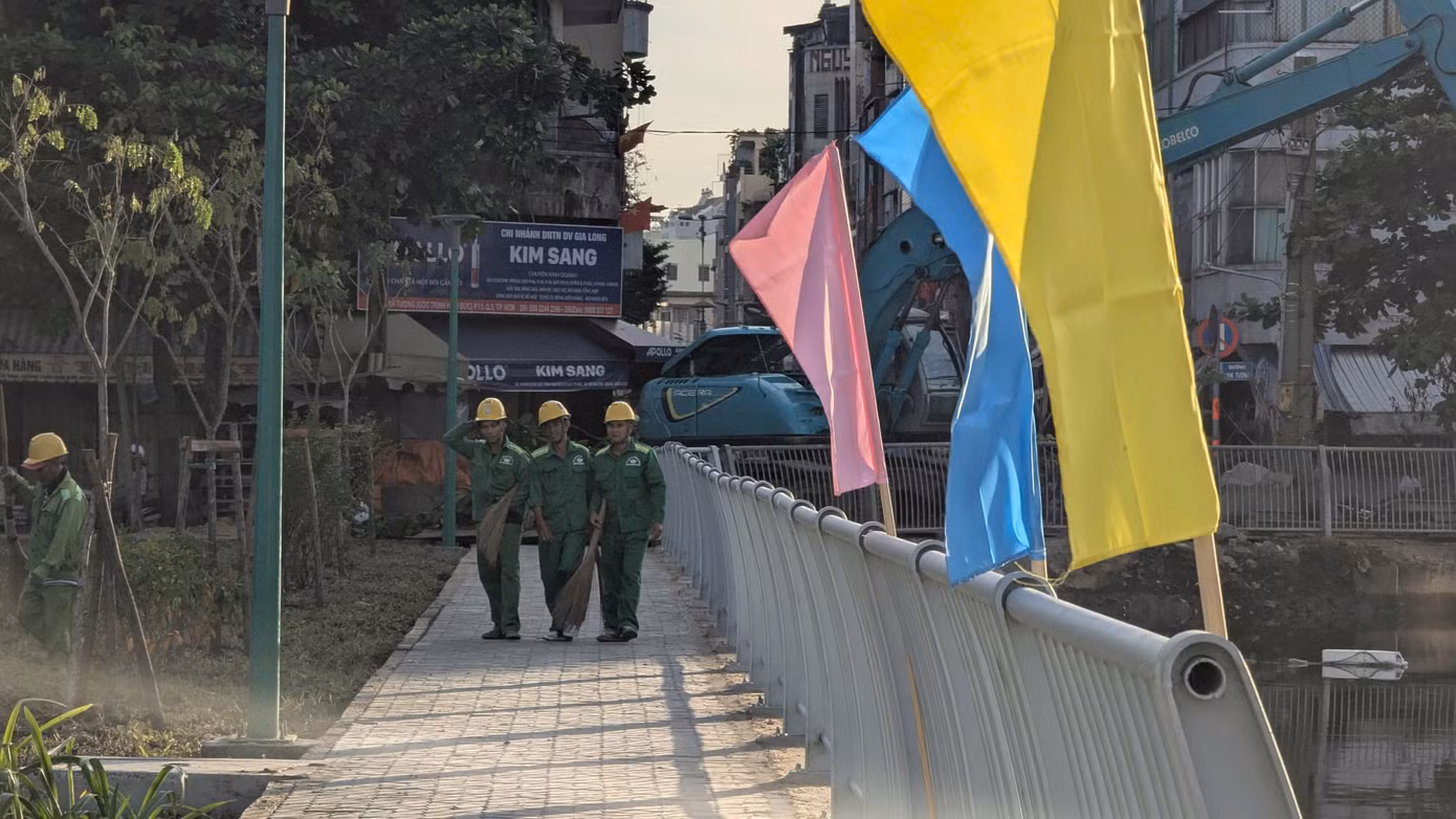 Đại diện chủ đầu tư, ông Lương Minh Phúc, Giám đốc Ban Quản lý dự án đầu tư xây dựng các công trình giao thông (Ban Giao thông TPHCM), nói rằng mục tiêu cải tạo kênh Hàng Bàng là khôi phục tuyến kênh nguyên trạng, trả lại màu xanh cho khu vực. Trong quý 2 năm nay, sau khi đưa công trình vào phục vụ người dân, Ban Giao thông TPHCM sẽ triển khai xây dựng tuyến cống bao thu gom nước thải dọc theo kênh Hàng Bàng. Việc này sẽ giúp đưa nước thải về xử lý tại nhà máy xử lý nước thải Bình Hưng (huyện Bình Chánh), trả lại màu xanh cho tuyến kênh này.