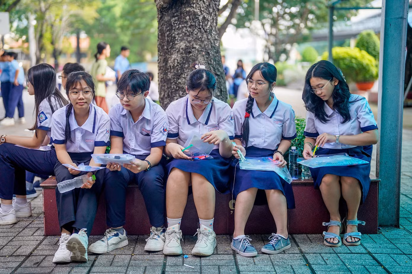 Một số em tranh thủ ôn tập các dạng câu hỏi nghị luận xã hội trước khi bước vào phòng thi.