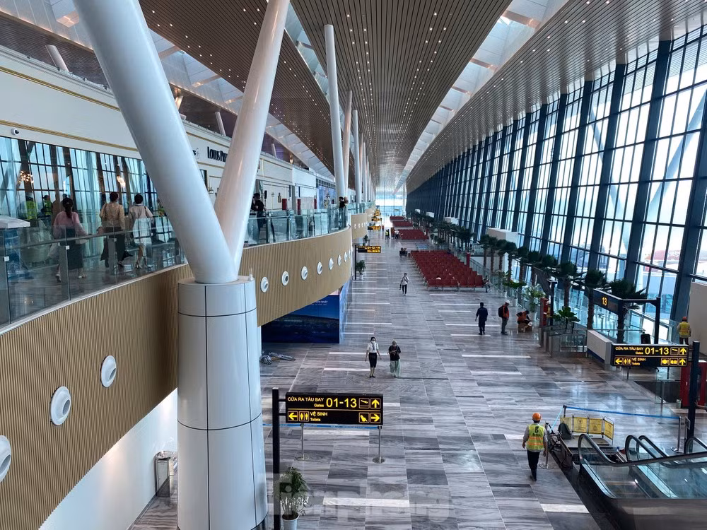 Khu vực sảnh chờ ra cửa khởi hành của nhà ga T3 - Cảng Hàng không Quốc tế Tân Sơn Nhất. Ảnh: Hữu Huy.