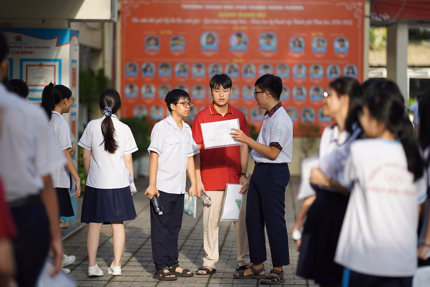 Từ sáng sớm, nhiều thí sinh đã có mặt tại các điểm thi để chuẩn bị bước vào kỳ thi tuyển sinh vào lớp 10 năm học 2025-2026, với môn thi đầu tiên là Ngữ văn kéo dài 120 phút.