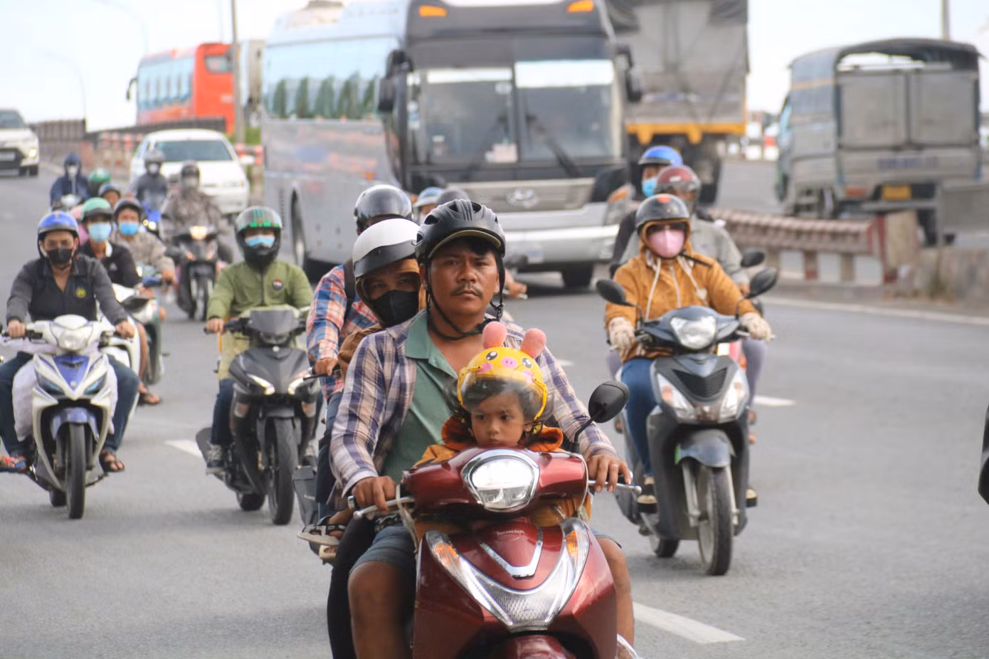 Nhiều người mang bao tay, mặc áo chống nắng, mang theo nước uống bên mình để chống chọi với quãng đường di chuyển nắng nóng.