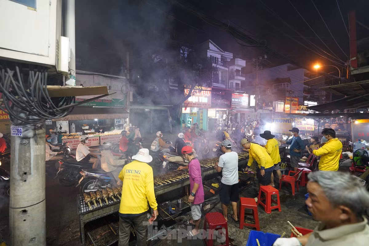 Hàng chục cửa hàng cá lóc nướng trên đường Tân Kỳ Tân Quý (quận Tân Phú) nhộn nhịp nướng cá xuyên đêm để chuẩn bị phục vụ khách hàng. Ảnh: Phạm Nguyễn