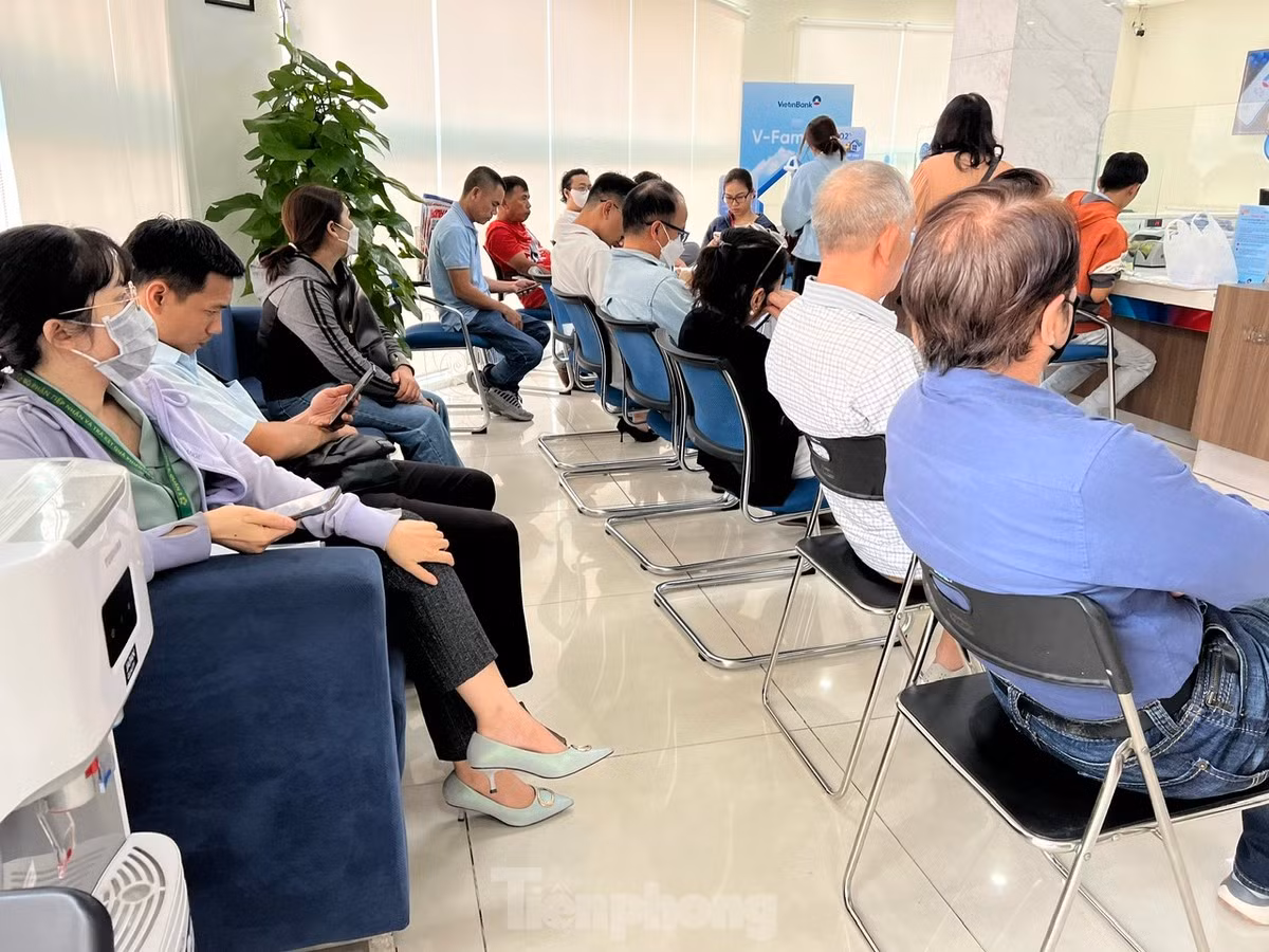 Quầy ngân hàng kín khách giao dịch ngày cuối năm. Ảnh: Uyên Phương.