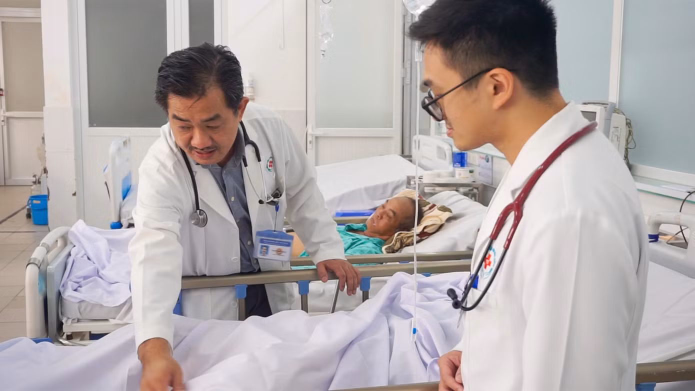 TTƯT.PGS.TS.BS Nguyễn Huy Thắng thăm khám cho bệnh nhân. Ảnh: Tử Mạnh