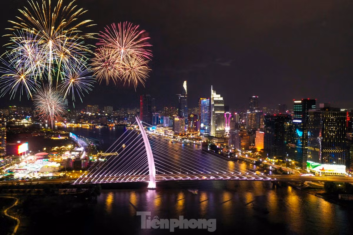 Pháo hoa trên bầu trời TPHCM dịp Tết Nguyên đán 2025. Ảnh: Phạm Nguyễn.
