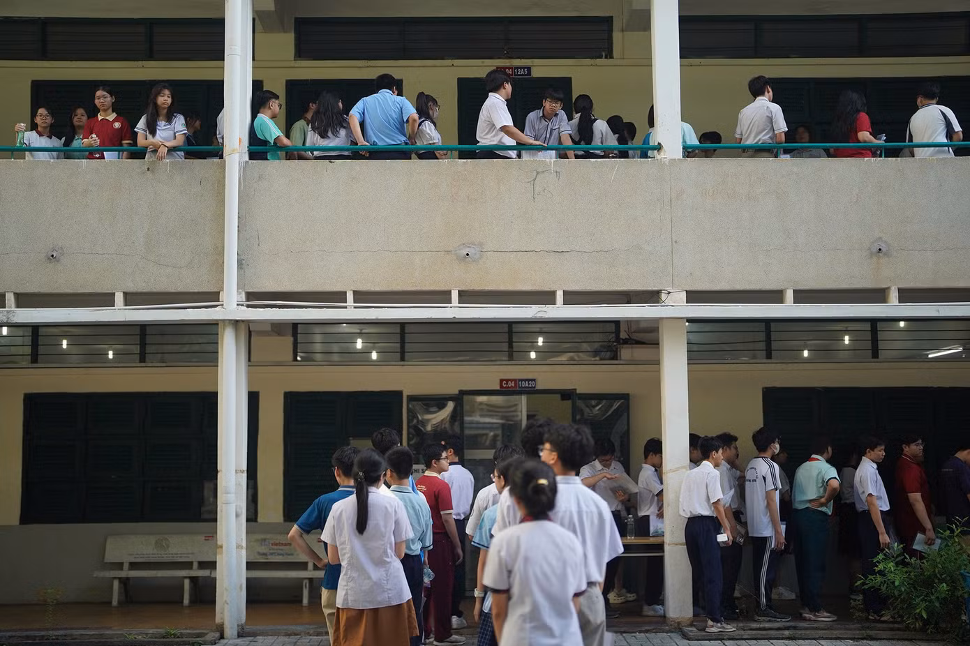 Chiều nay (6/6) thí sinh sẽ thi môn Ngoại ngữ, thời gian làm bài 90 phút. Ngày 7/6, các em làm bài thi môn Toán trong 120 phút. Những em có nguyện vọng vào các lớp chuyên sẽ thi thêm môn tương ứng, dài 150 phút.