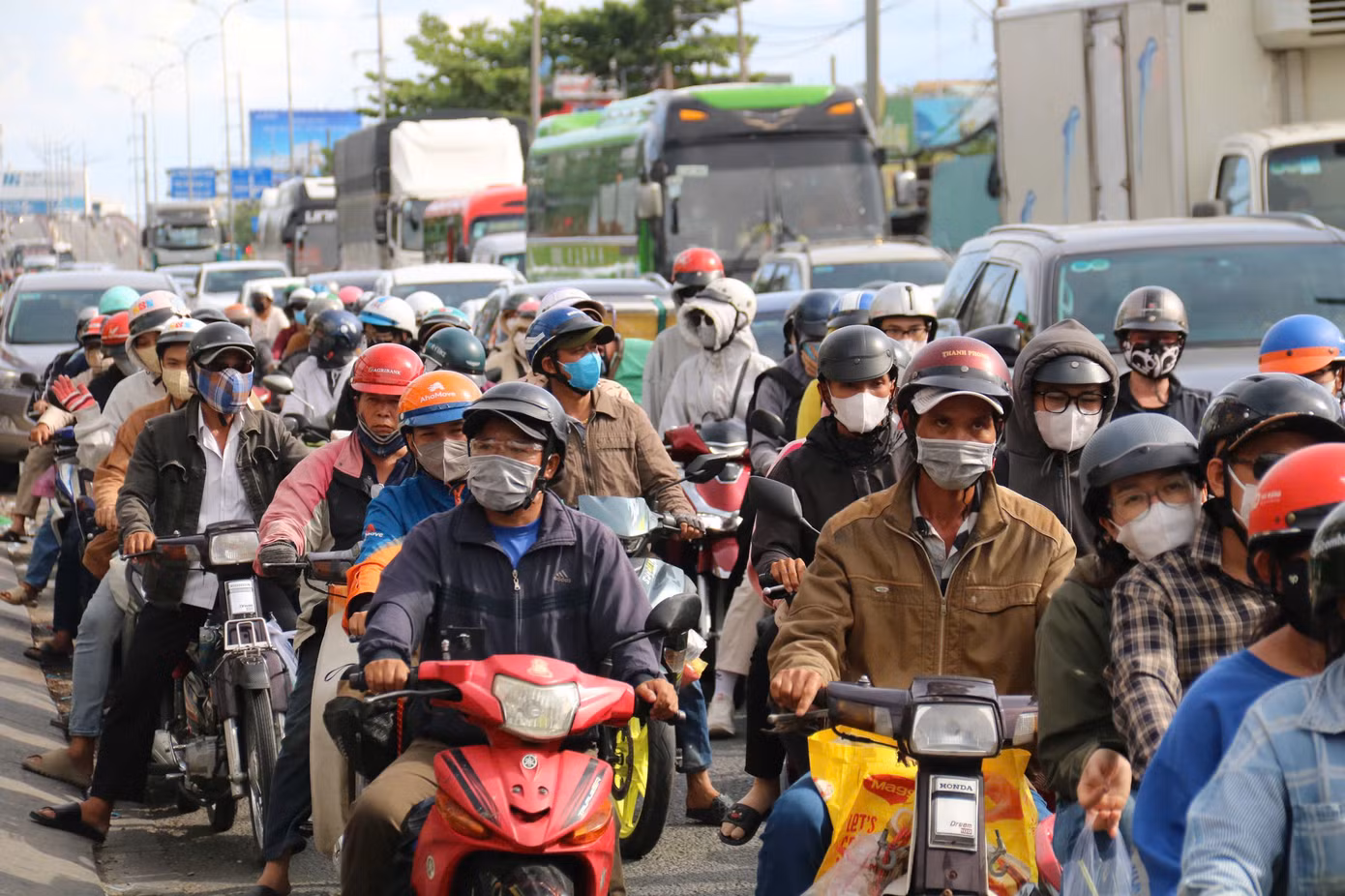 Đường Lê Khả Phiêu (quốc lộ 1) - cửa ngõ phía Tây TPHCM đông nghẹt. Thời tiết nắng nóng khiến việc đi lại bằng xe máy vất vả hơn.