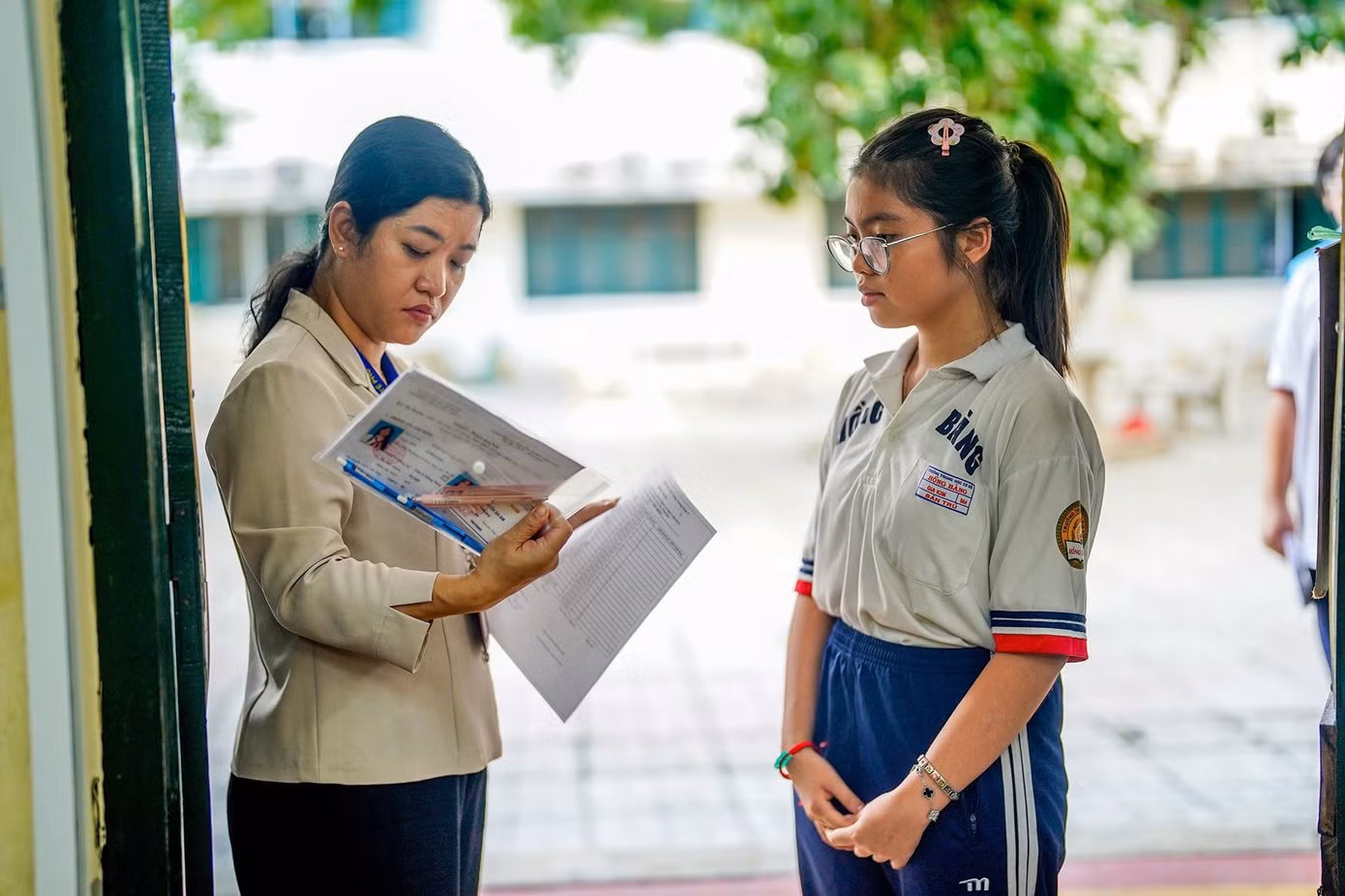 Ông Nguyễn Bảo Quốc, Phó Giám đốc Sở Giáo dục và Đào tạo TPHCM, cho biết đề thi Văn sẽ ra theo hướng có độ phủ rộng, được xây dựng theo định hướng đánh giá năng lực đọc hiểu các loại văn bản và viết. Với cả 3 môn thi, đề thi năm nay sẽ giảm tỷ lệ câu hỏi thông hiểu xuống còn 60% thay vì 70-75% như các năm trước. Câu hỏi yêu cầu vận dụng tăng lên 40%, phù hợp mục tiêu đánh giá học sinh theo chương trình giáo dục phổ thông 2018.