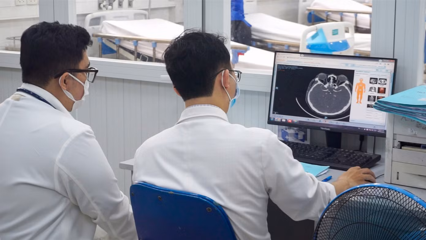Bác sĩ Bệnh viện Nhân dân 115 hội chẩn để đưa ra phương án điều trị cho bệnh nhân đột quỵ. Ảnh: Tử Mạnh