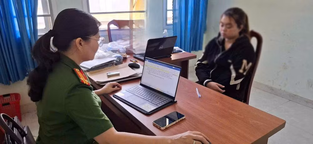 Bảo mẫu Tuyền tại cơ quan công an- Ảnh: CACC