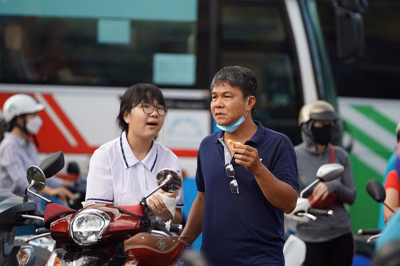 Nhiều em tranh thủ ăn uống trước khi bước vào môn thi đầu tiên