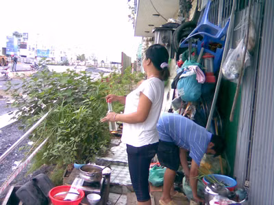Căn nhà của chị Đẹp một bên chỉ sâu gần 4 tấc. Hầu hết các sinh hoạt (trừ ngủ, tắm giặt) đều diễn ra bên ngoài. Ảnh: LT