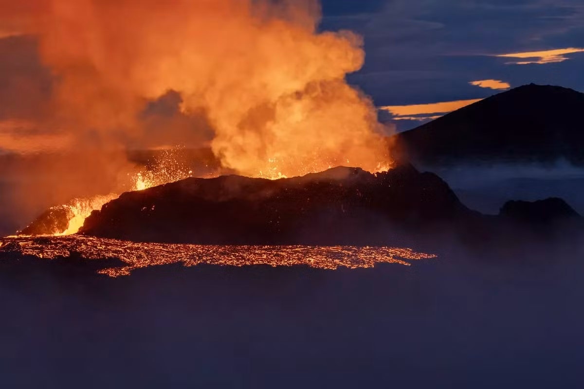 Ngọn núi lửa mới phun trào của Iceland đã báo hiệu sự xuất hiện của nó bằng một tiếng nổ lớn, phun ra những vụ nổ khí mê-tan và lốc xoáy.