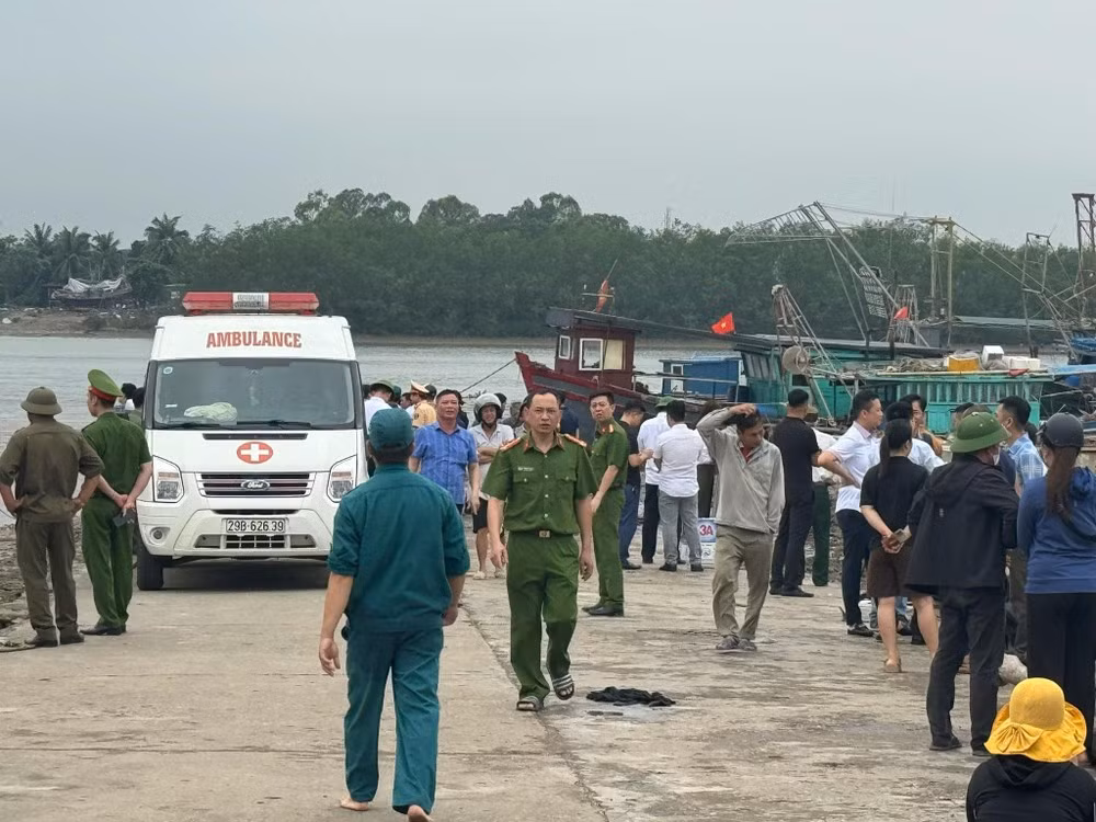 Các lực lượng chức năng tỉnh Quảng Ninh tìm kiếm người mất tích trong vụ chìm thuyền.