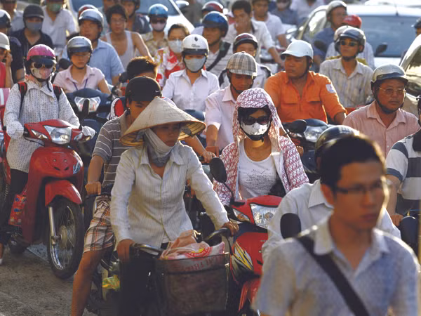 Sức ép dân số làm cho các chính sách an sinh xã hội khó thực hiện. Ảnh: Hồng Vĩnh