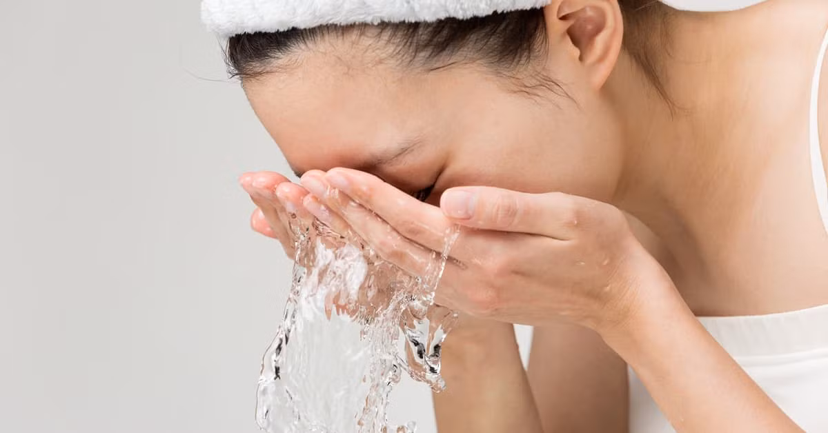 Sau khi dùng dầu tẩy trang, bạn vẫn nên dùng sữa rửa mặt và rửa lại thật cẩn thận với nước sạch.