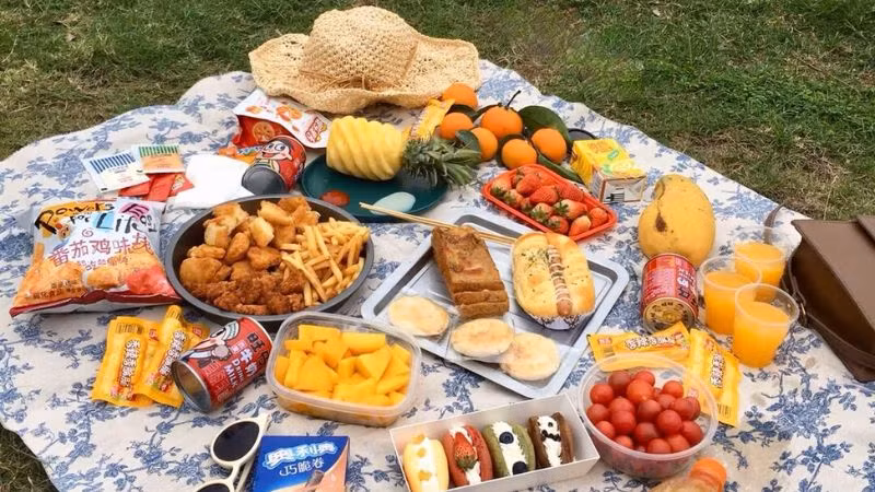 Đi chơi xa cùng bạn bè là một trong những phương án chữa trị trầm cảm không dùng thuốc.