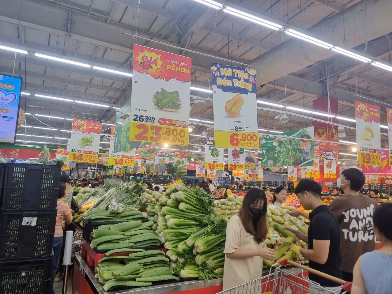 Đại diện siêu thị Big C Thăng Long cho biết đã tăng lượng hàng hoá lên 300%, trong đó tập trung vào các nhóm sản phẩm thiết yếu như rau củ quả, thịt cá… Nhiều mặt hàng trước và sau bão giảm giá để phục vụ người dân.
