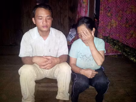 Mẹ và anh trai của chị Na đau đớn kể lại sự việc