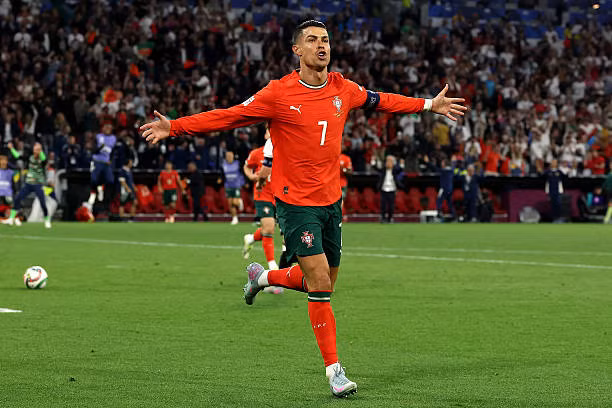 Ronaldo ghi bàn ấn định tỷ số 2-1 cho Bồ Đào Nha.