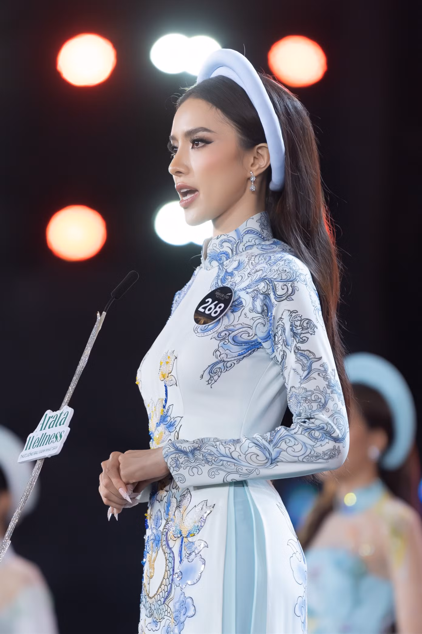 Sau phần thi dạ hội, ban tổ chức công bố top 10. Các thí sinh bước vào phần thi thuyết trình về hòa bình. Dàn người đẹp diện áo dài nền nã trong phần thi thuyết trình. Họ đều bày tỏ sự xúc động. Có thí sinh bật khóc khi đang thuyết trình.