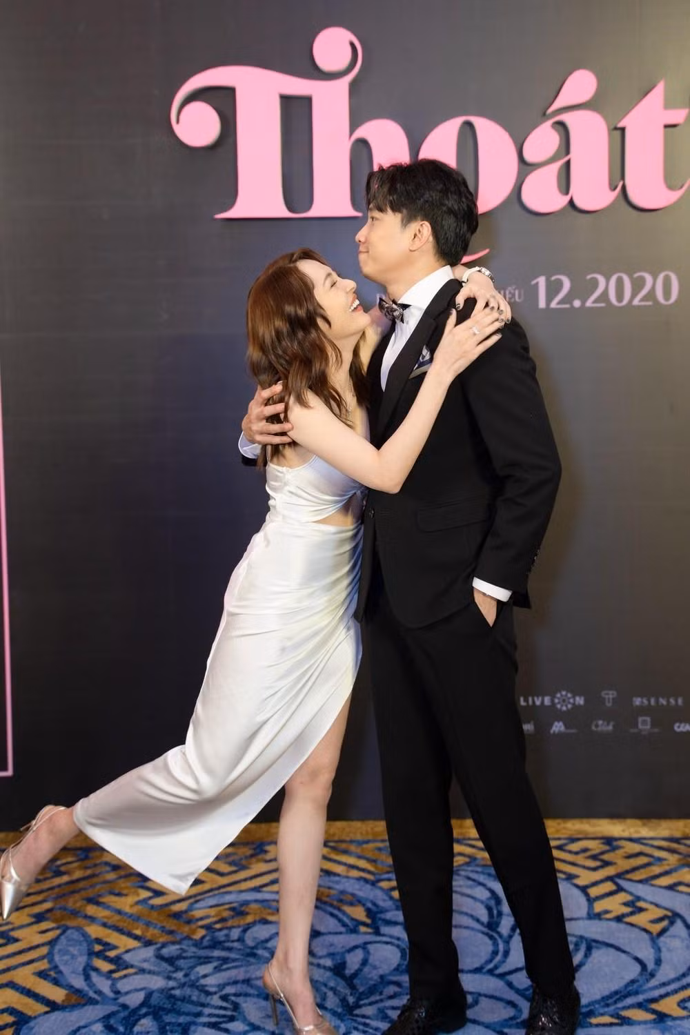 Hai người thân thiết tại một sự kiện.