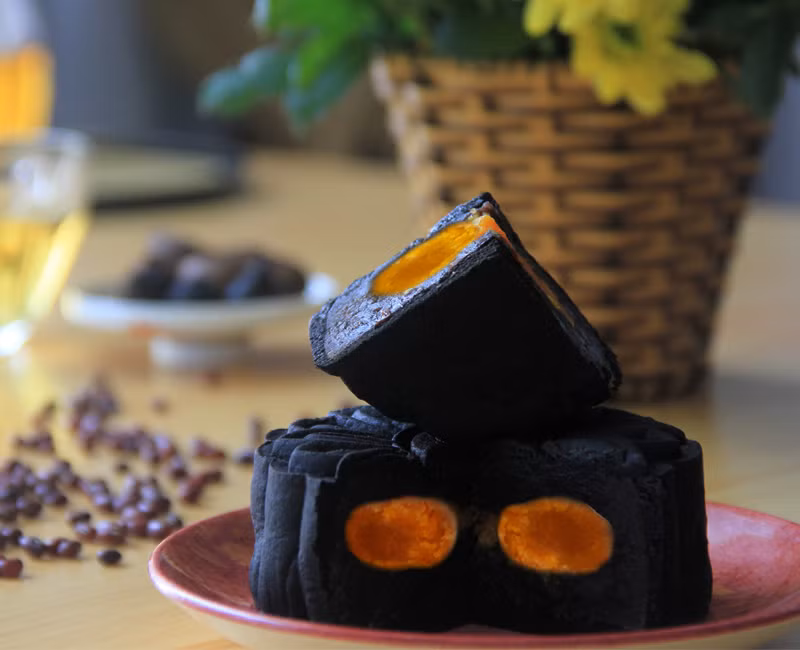 Bánh Trung Thu ăn kiêng giá đắt tràn xuống phố ảnh 2