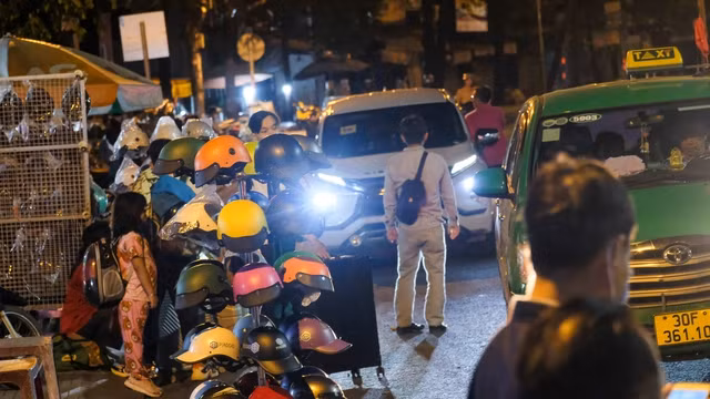 Các tài xế xe ôm công nghệ cũng cho biết, từ 0h đến 4h sáng Mùng 5 Tết bến xe đã bắt đầu nhộn nhịp khách trở lại thành phố làm việc. Thời điểm này các tài xế cũng tích cực nhận cuốc chở khách về nhà.