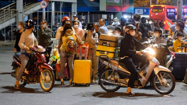 Mặc dù mệt mỏi nhưng người dân đến vào đêm khuya và rạng sáng để tránh kẹt xe và dễ đón xe