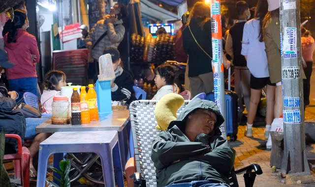 Một số người tranh thủ ngủ tại quán nước chờ tới sáng về